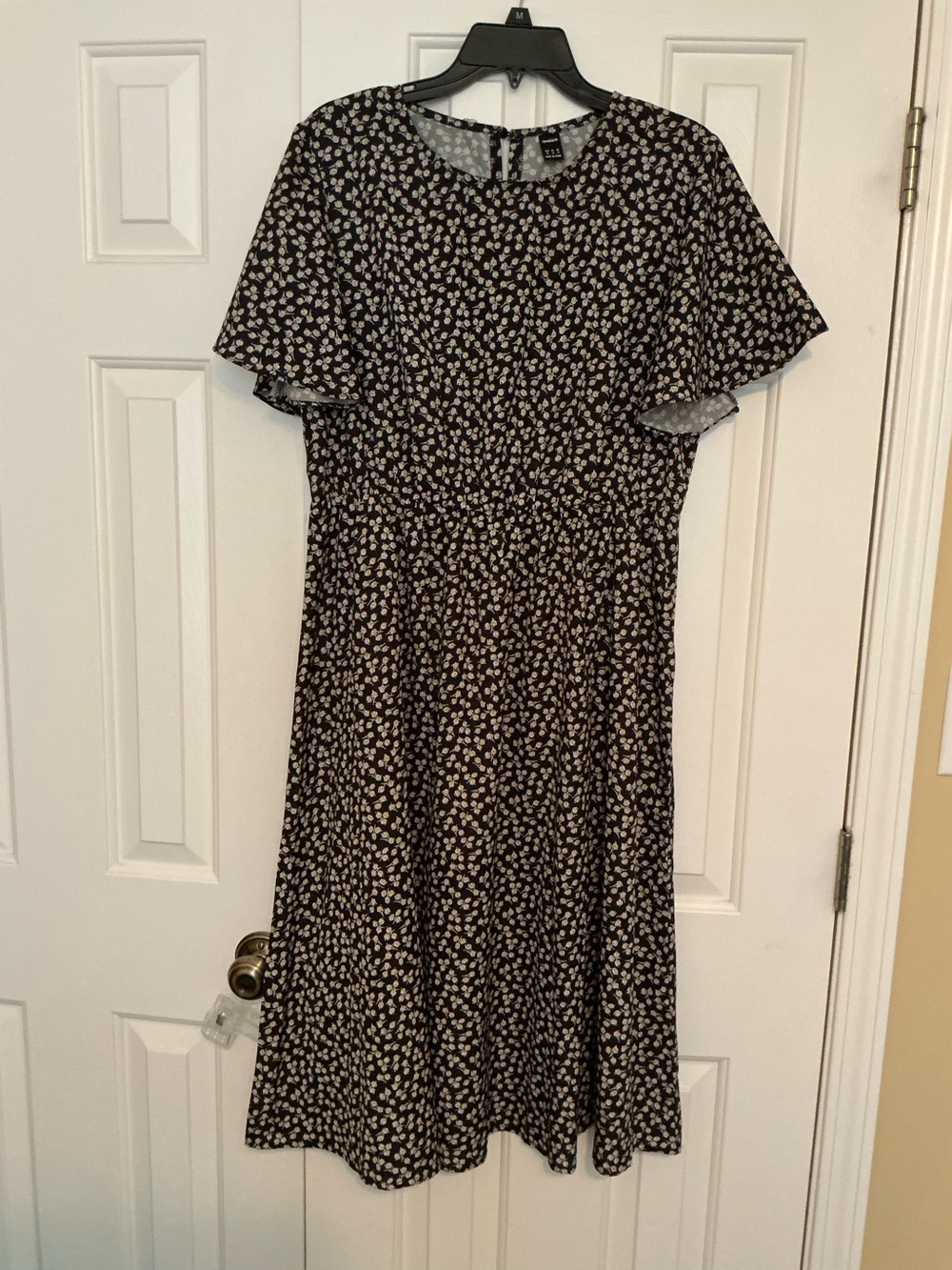 Wrinkle-free XL Pretty Black Floral Midi Dress